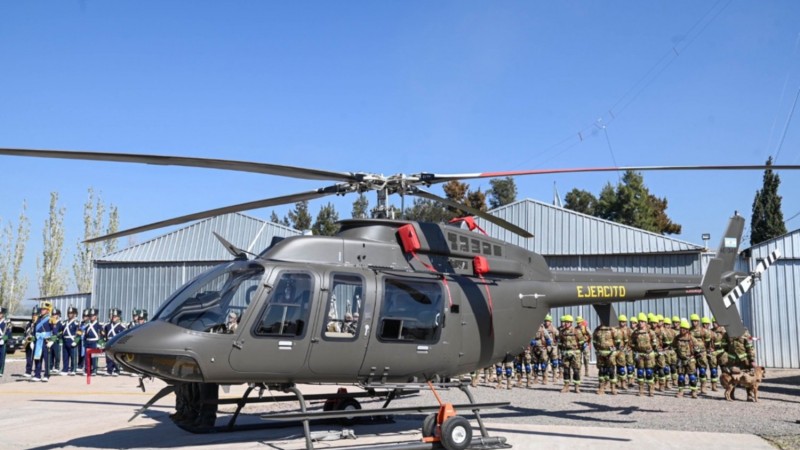 Petri formalizó la entrega de dos helicópteros a la IV Brigada Aérea de Mendoza